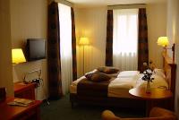 Sypialnia dwuosobowa w Hotelu The Three Corners Art Budapest - fajny widok na Dunaj i budzińskie góry